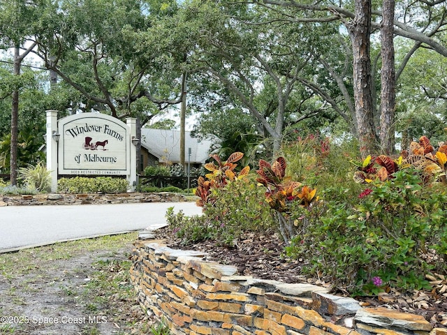 view of community / neighborhood sign