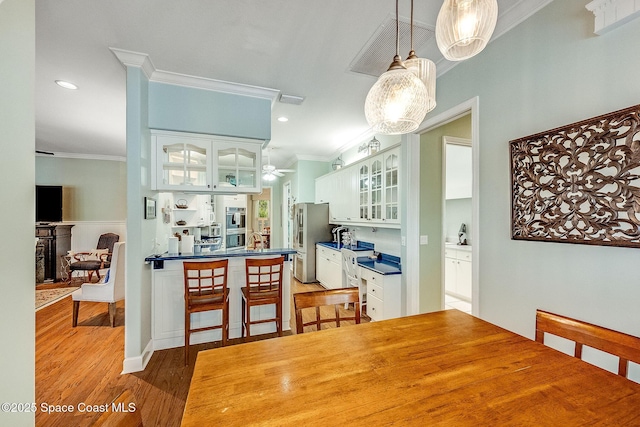 dining area featuring ornamental molding, light wood-style flooring, recessed lighting, and ceiling fan