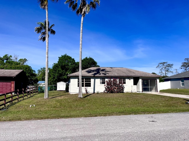 view of front facade with fence and a front lawn