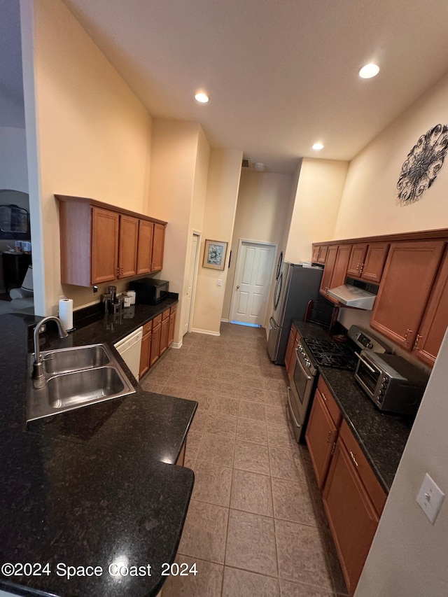 kitchen featuring a sink, stainless steel appliances, recessed lighting, and exhaust hood