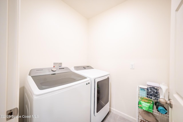 487 Old Country Rd SE, Palm Bay, FL 32909 - clothes washing area with independent washer and dryer, laundry area, baseboards, and light tile patterned floors
