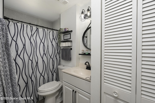 full bath with visible vents, toilet, vanity, and a shower with curtain