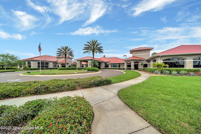 view of property's community featuring a lawn