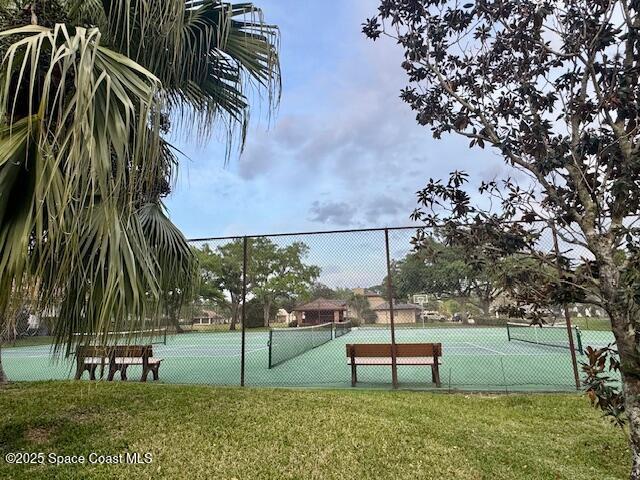 572 Lake Ashley Cir, Melbourne, FL 32904 - view of tennis court