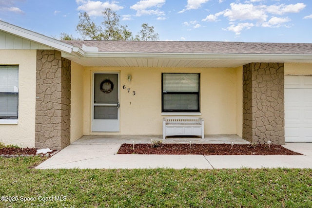 entrance to property with a garage, roof with shingles, a porch, and stucco siding
