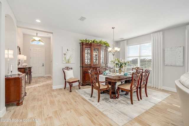 dining space featuring recessed lighting, visible vents, light wood-style floors, baseboards, and a chandelier