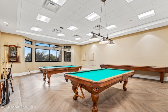 playroom featuring a tray ceiling, visible vents, baseboards, and billiards