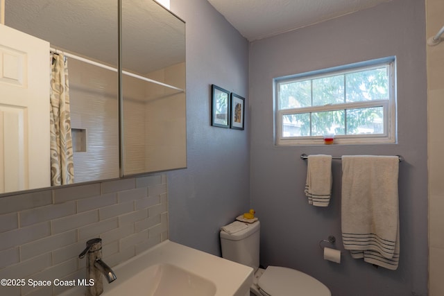 bathroom with toilet, a shower with curtain, and vanity
