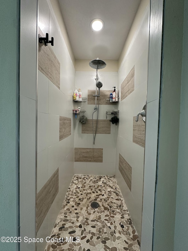 full bathroom featuring tiled shower