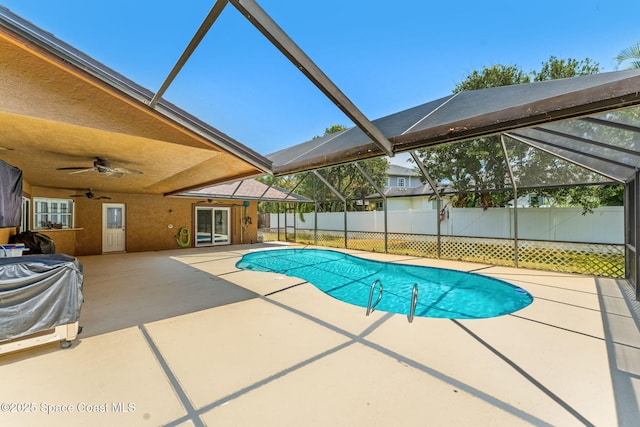 36 Mohican Way, Melbourne Beach, FL 32951 - view of swimming pool featuring a patio, a ceiling fan, fence, and a lanai