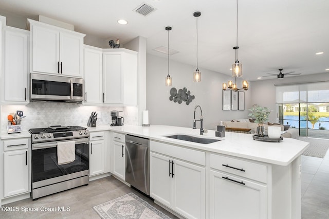 kitchen featuring a sink, visible vents, stainless steel appliances, recessed lighting, and a peninsula