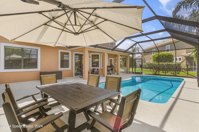 view of swimming pool featuring a patio area, outdoor dining space, a fenced in pool, and a lanai