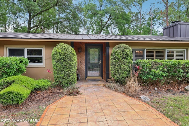 property entrance featuring stucco siding