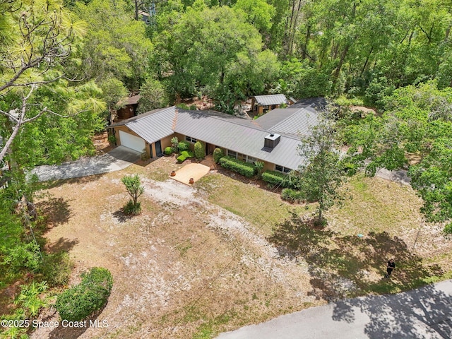 bird's eye view with a view of trees