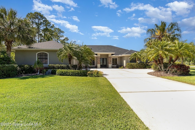 897 Yellow Wood Ct SE, Palm Bay, FL 32909 - view of front of house featuring driveway, stucco siding, and a front lawn