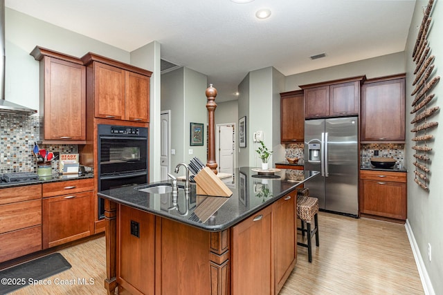 897 Yellow Wood Ct SE, Palm Bay, FL 32909 - kitchen featuring stainless steel fridge with ice dispenser, backsplash, visible vents, a sink, and light wood-style flooring