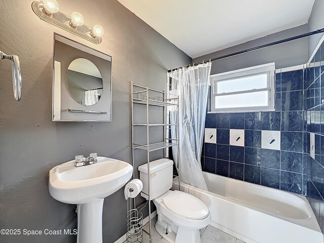 2543 Hathaway Dr, Cocoa, FL 32926 - full bathroom featuring toilet and shower / tub combo with curtain