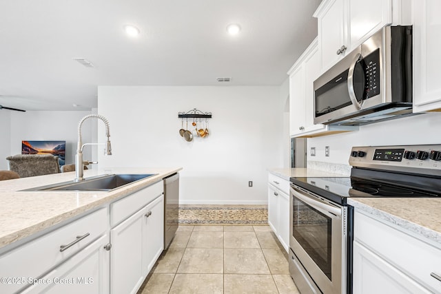 413 Catfish Pl, Cocoa, FL 32927 - kitchen featuring a sink, baseboards, stainless steel appliances, and visible vents