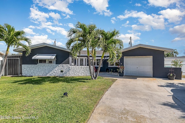 view of front facade with an attached garage, a front lawn, stucco siding, and driveway