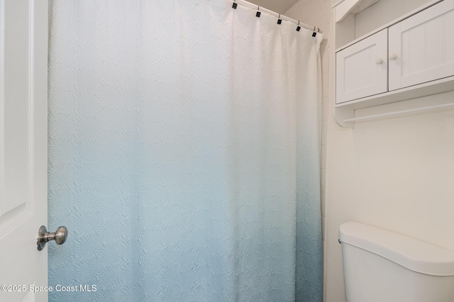 2245 Golf Isle Dr Unit 424, Melbourne, FL 32935 - bathroom featuring toilet and a shower with curtain