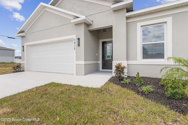 view of front of home featuring a garage, stucco siding, a front lawn, and driveway