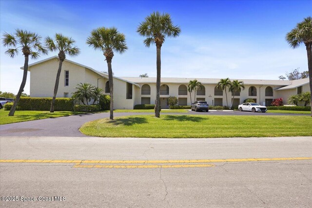 1845 Robalo Dr Unit 201D, Vero Beach, FL 32960 - ranch-style home with a front yard, stucco siding, and curved driveway