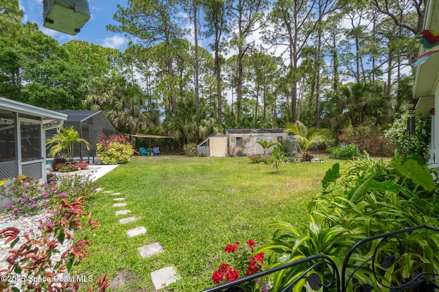 view of yard featuring an outdoor structure