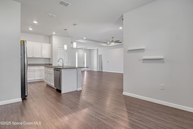 kitchen with stainless steel appliances, visible vents, a ceiling fan, a sink, and open floor plan