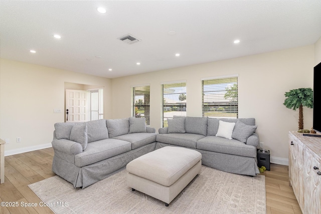 living area with visible vents, recessed lighting, light wood-style flooring, and baseboards