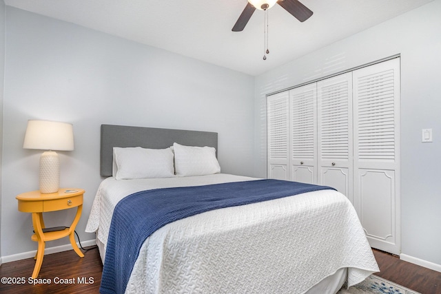 bedroom featuring wood finished floors, a closet, a ceiling fan, and baseboards