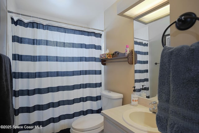 full bath with toilet, vanity, and a shower with curtain