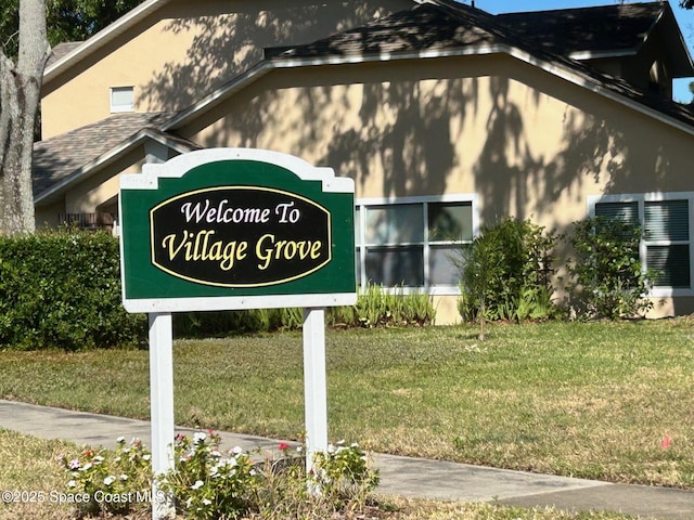 community / neighborhood sign featuring a yard
