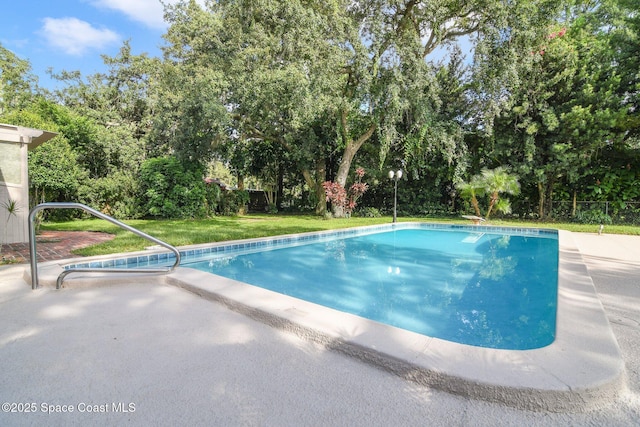 1501 Oranole Rd, Maitland, FL 32751 - outdoor pool featuring view of wooded area, a lawn, and a patio area