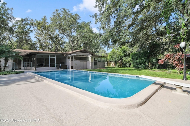 1501 Oranole Rd, Maitland, FL 32751 - outdoor pool with a sunroom, a diving board, a lawn, and a patio