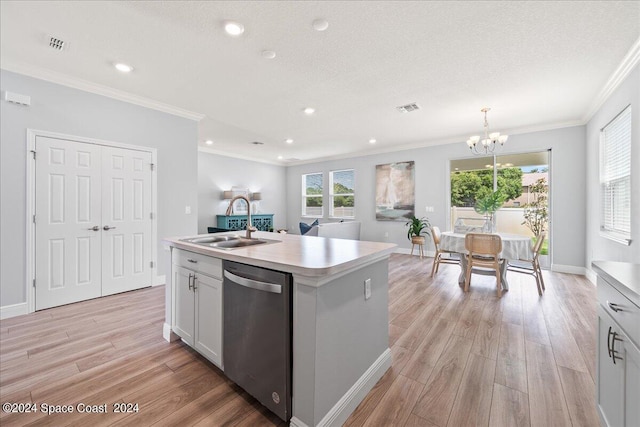 912 Covington Ct, Rockledge, FL 32955 - kitchen featuring light wood-style floors, dishwasher, an inviting chandelier, light countertops, and visible vents