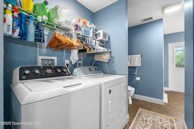 laundry room featuring visible vents, laundry area, baseboards, and independent washer and dryer