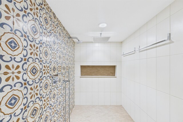 300 S Sykes Creek Pkwy Unit 106, Merritt Island, FL 32952 - bathroom featuring visible vents and a tile shower