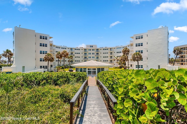 view of apartment building / complex