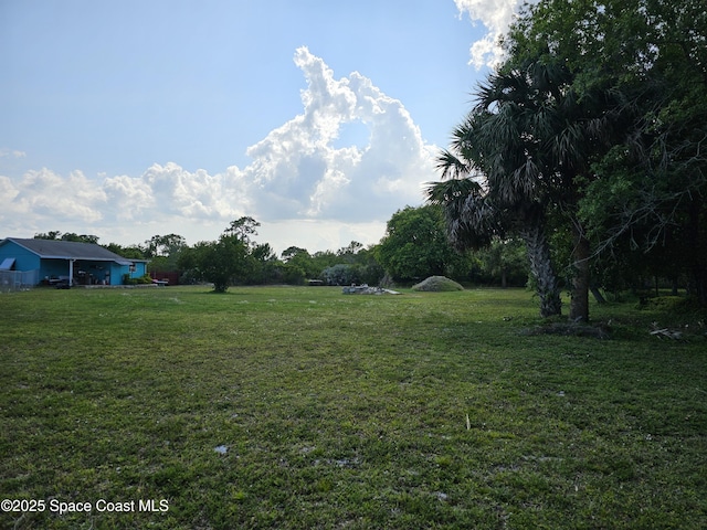 view of green lawn