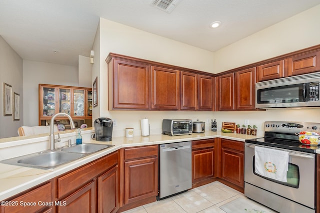 3321 San Jacinto Cir, Sanford, FL 32771 - kitchen featuring visible vents, a sink, light countertops, and stainless steel appliances