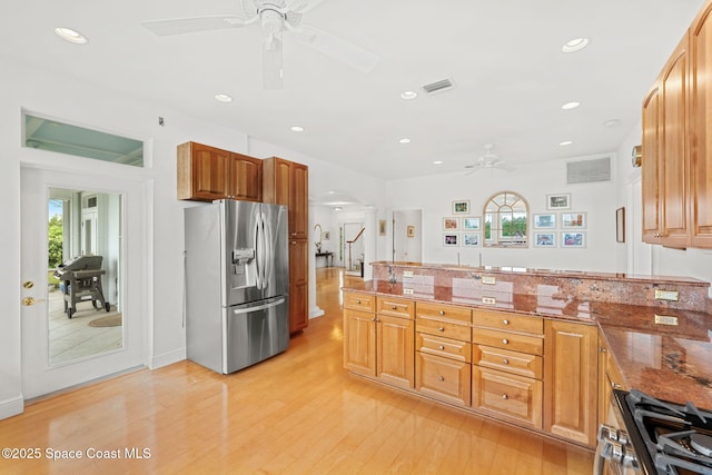 kitchen featuring visible vents, a peninsula, appliances with stainless steel finishes, and ceiling fan
