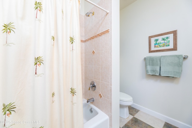 full bathroom featuring toilet, shower / bath combo with shower curtain, and baseboards