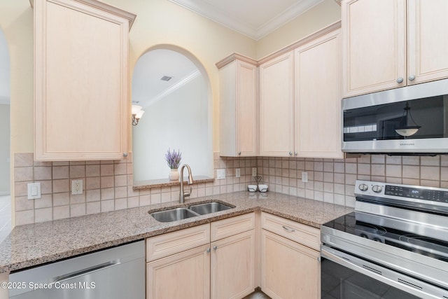 kitchen with stainless steel appliances, ornamental molding, a sink, and tasteful backsplash