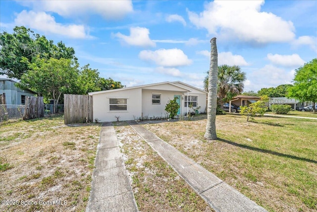 bungalow featuring stucco siding, a front lawn, and fence