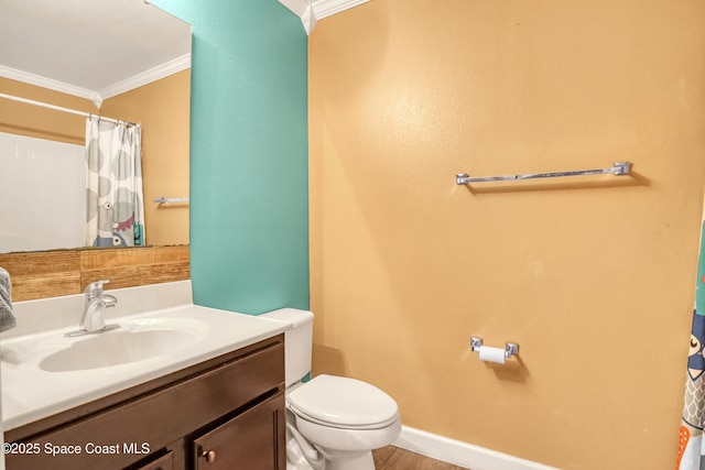 full bath with vanity, a shower with curtain, baseboards, toilet, and ornamental molding