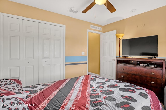 bedroom featuring a ceiling fan, visible vents, and a closet