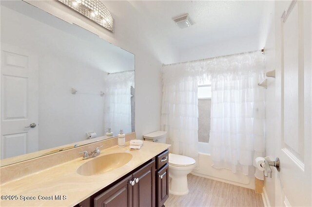 115 Briarcliff Cir, Sebastian, FL 32958 - bathroom with vanity, shower / bath combo with shower curtain, toilet, and visible vents