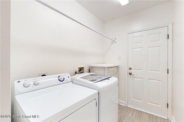 115 Briarcliff Cir, Sebastian, FL 32958 - washroom featuring independent washer and dryer, laundry area, baseboards, and light wood finished floors