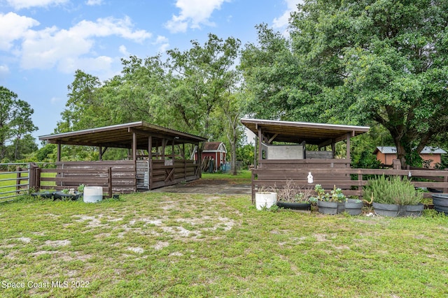 view of yard with an exterior structure and an outbuilding