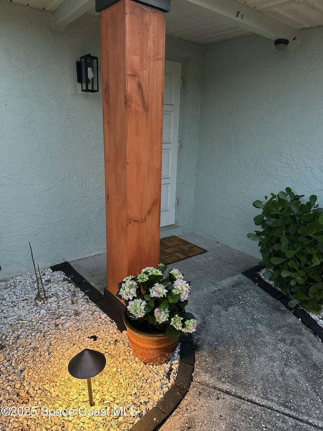 view of exterior entry with stucco siding